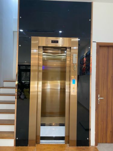 Lắp đặt thang máy tải khách gương đồng cho hộ gia đình tại TP Bắc Ninh